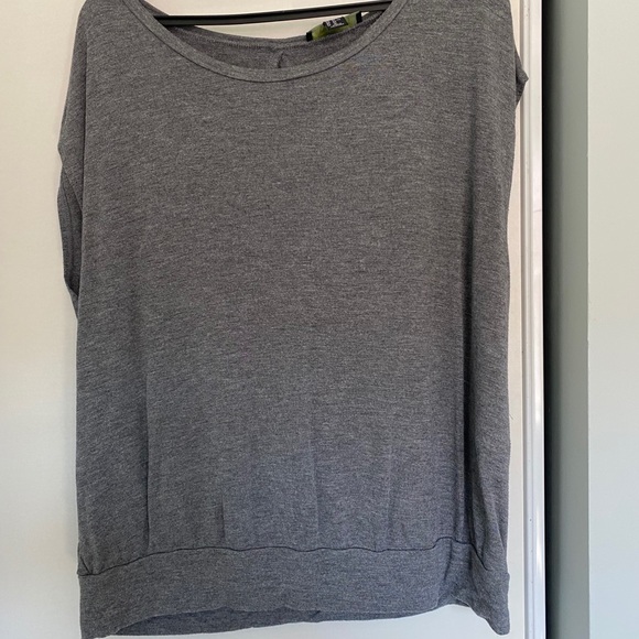 Forever 21 open back t shirt - Picture 2 of 2